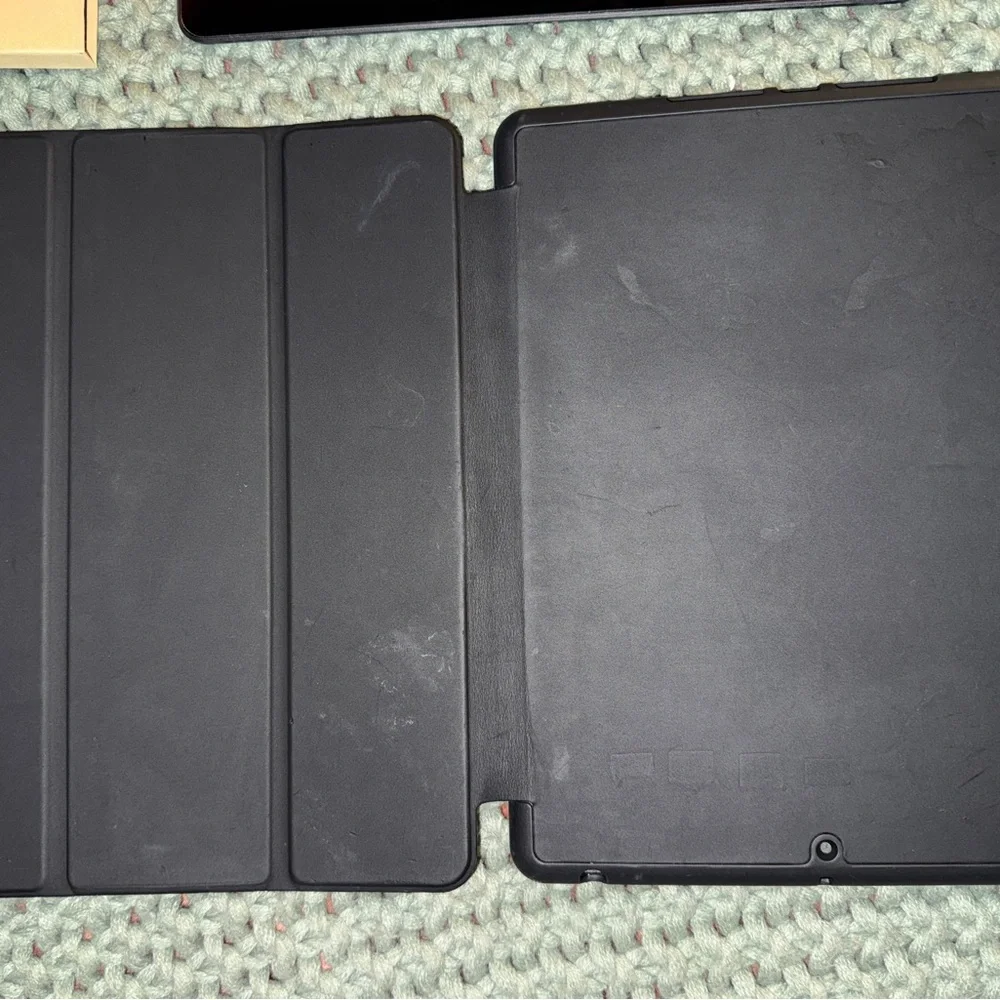 Apple iPad 8th gen 32GB Space Gray Bundle